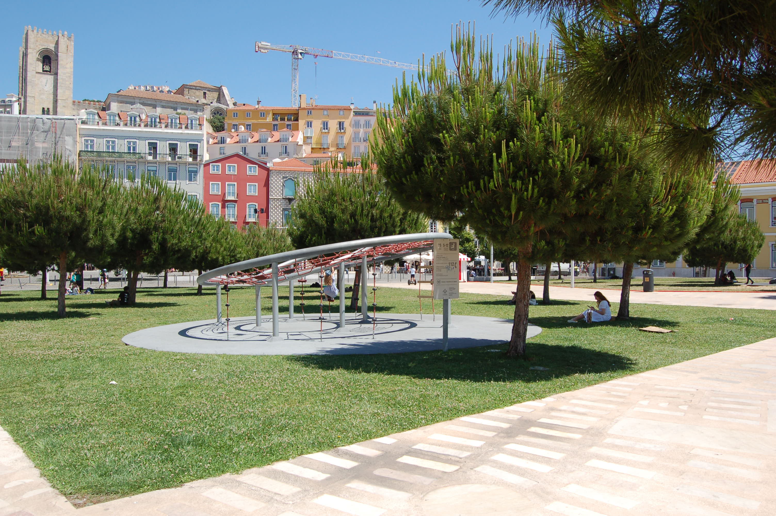 The green-blue blue problem-solving infrastructure is applied in Lisbon for tackling the effects of climate change (heat waves, heat islands, droughts)